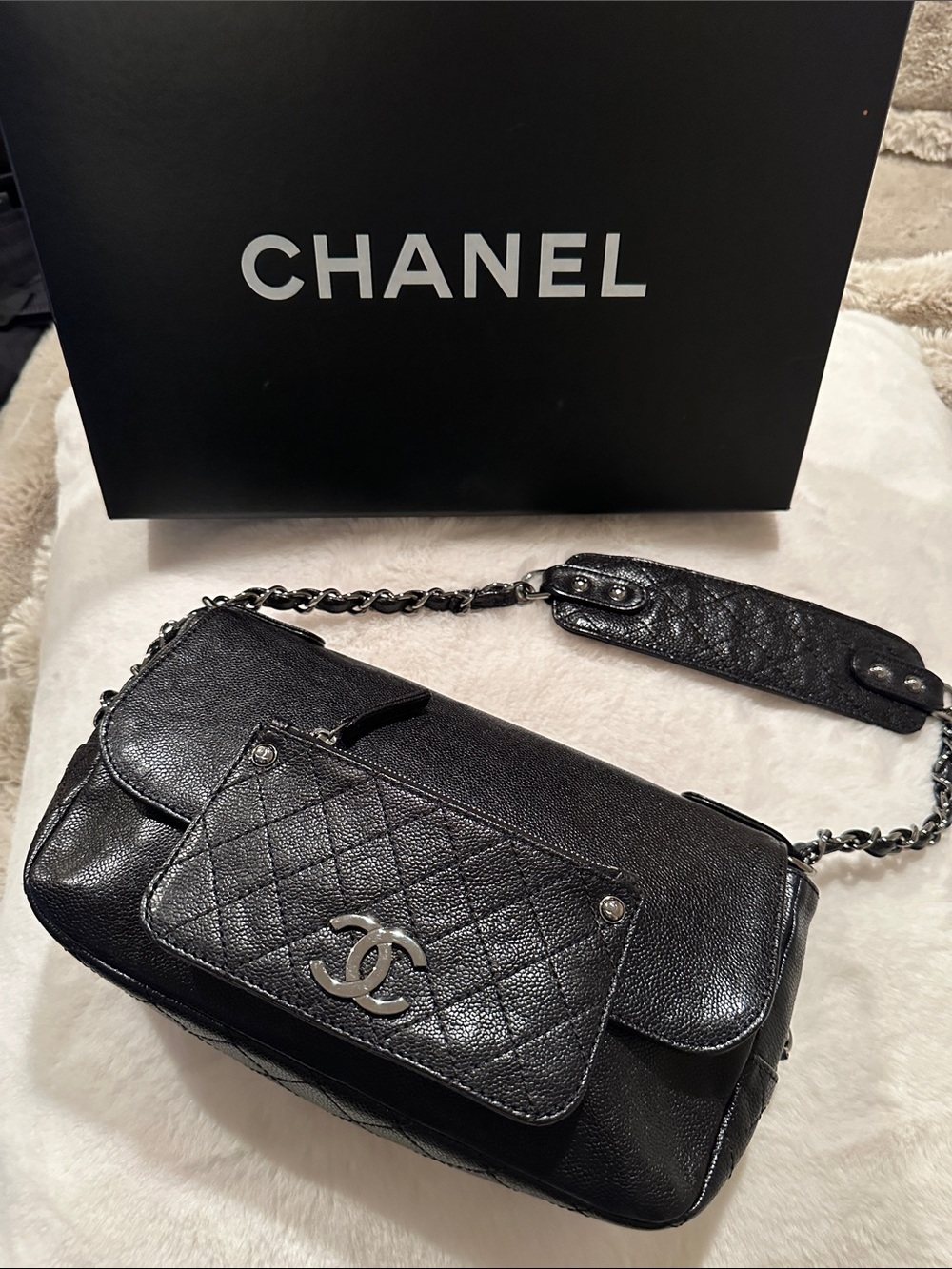 CHANEL 
Black Pocket in the city flap bag. 🖤